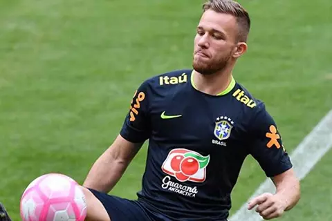 أرثر: فضلت جيرونا على سانتوس.. مواجهة برشلونة صعبة.. وهدفي العودة لمنتخب البرازيل